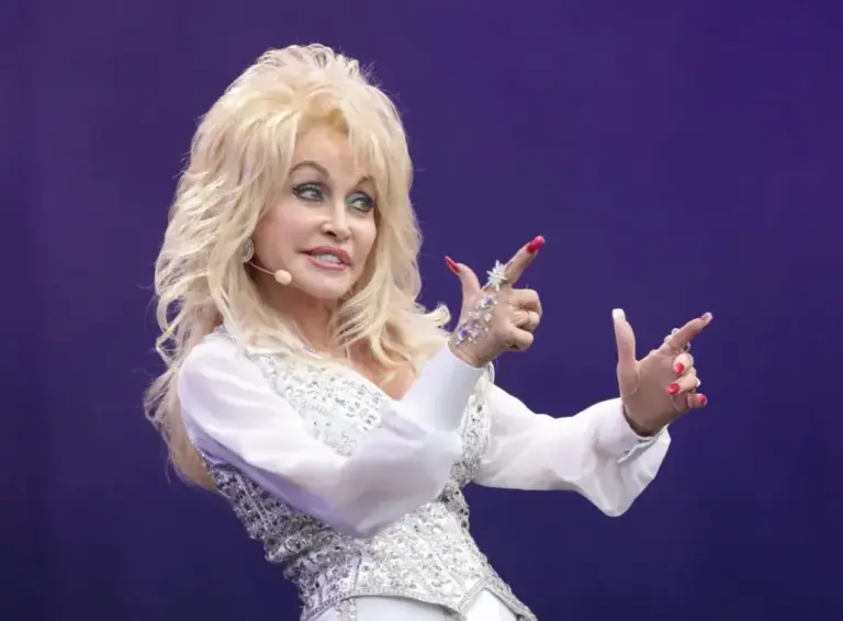 Dolly Parton sings Welsh version of “Jolene”