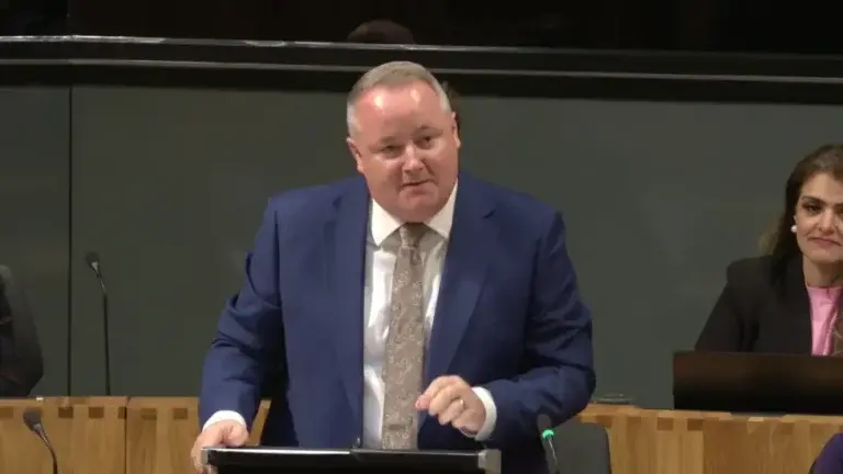 Welsh Tory leader urges cap on public sector salaries