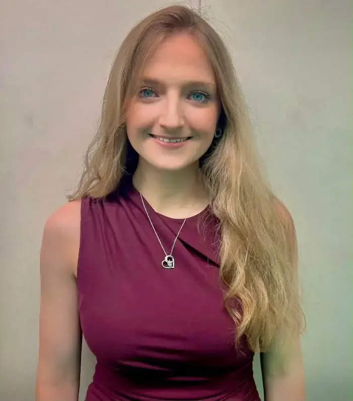 Defi Fet Scholarship awarded to Beca Keen for Welsh‑medium veterinary study