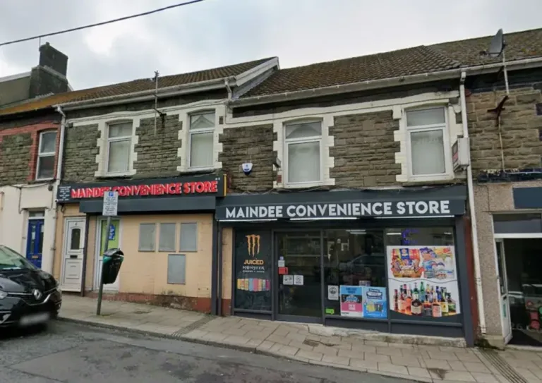 Cwmfelinfach shopkeepers clash over premises licence
